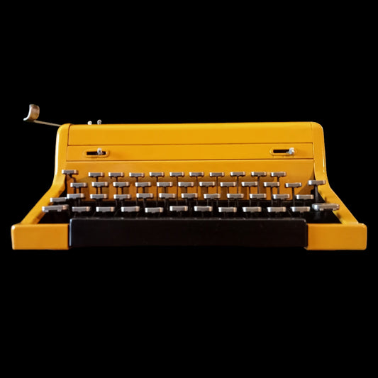 Image of Royal Vintage Typewriter. Available from universaltypewritercompany.in