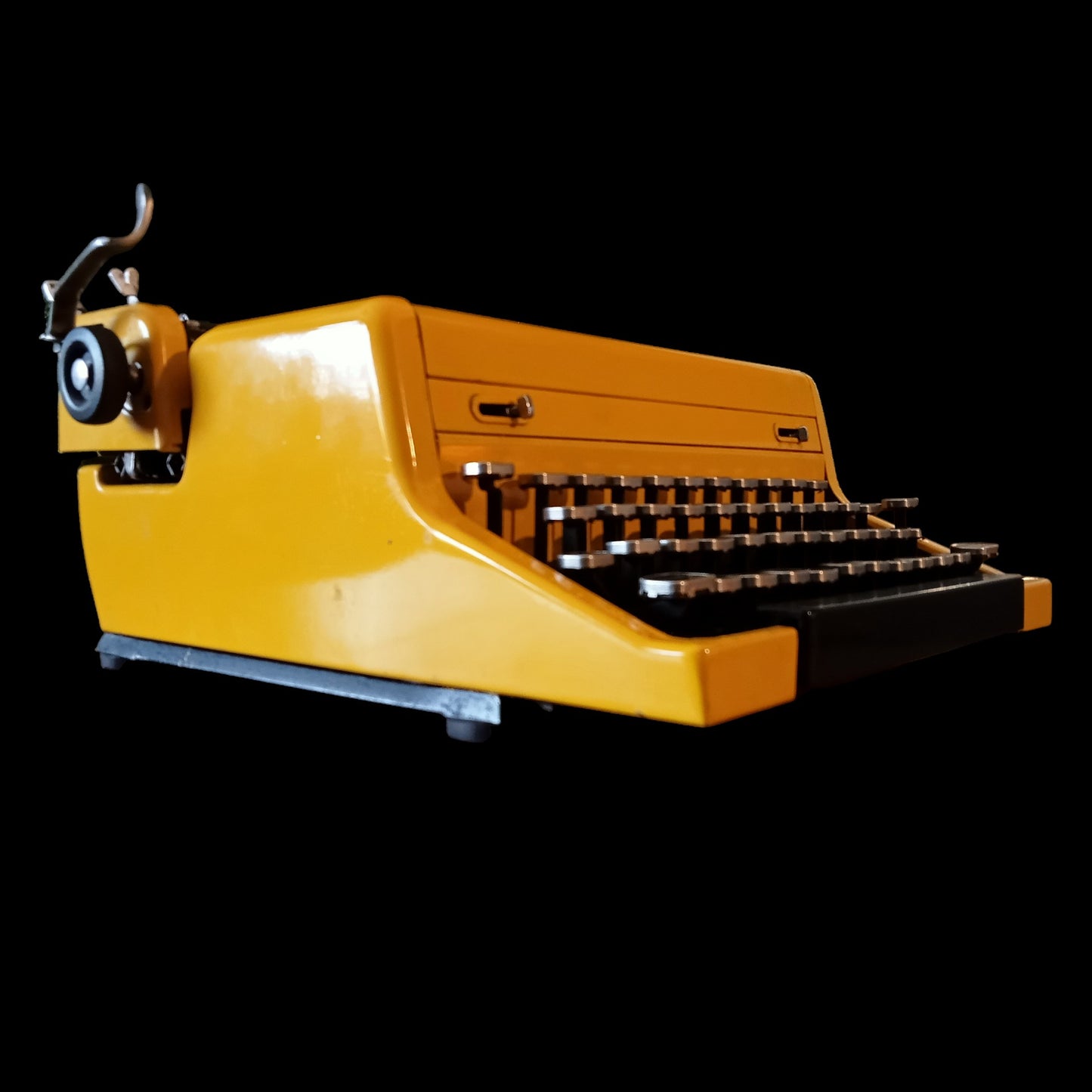 Image of Royal Vintage Typewriter. Available from universaltypewritercompany.in