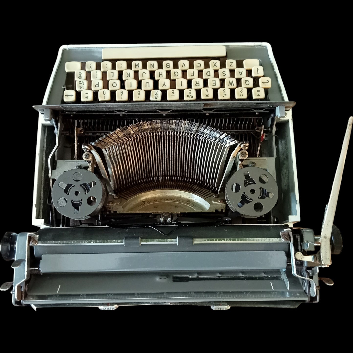 Image of Remington Travel-Riter Typewriter. Available from universaltypewritercompany.in