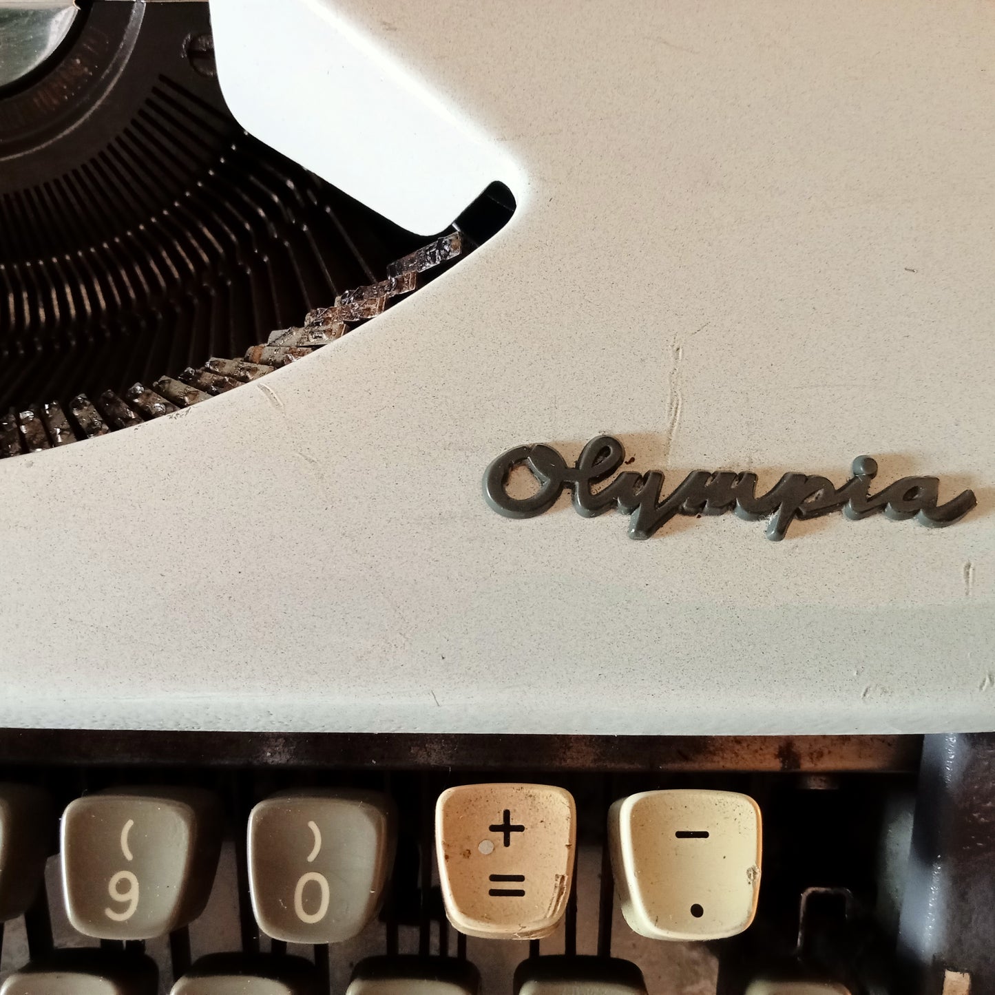 Image of Olympia Port SF DLX Typewriter. Available from universaltypewritercompany.in