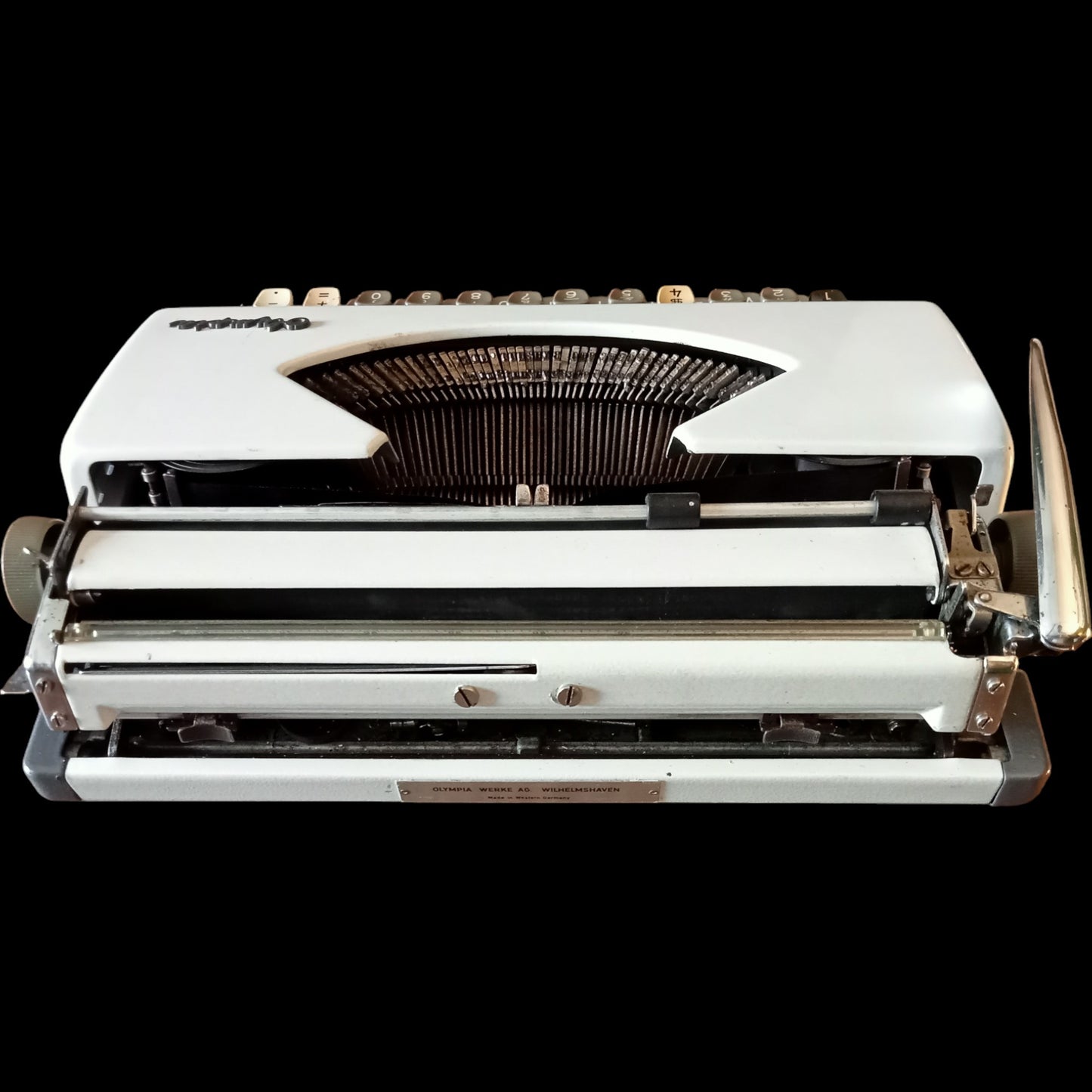 Image of Olympia Port SF DLX Typewriter. Available from universaltypewritercompany.in