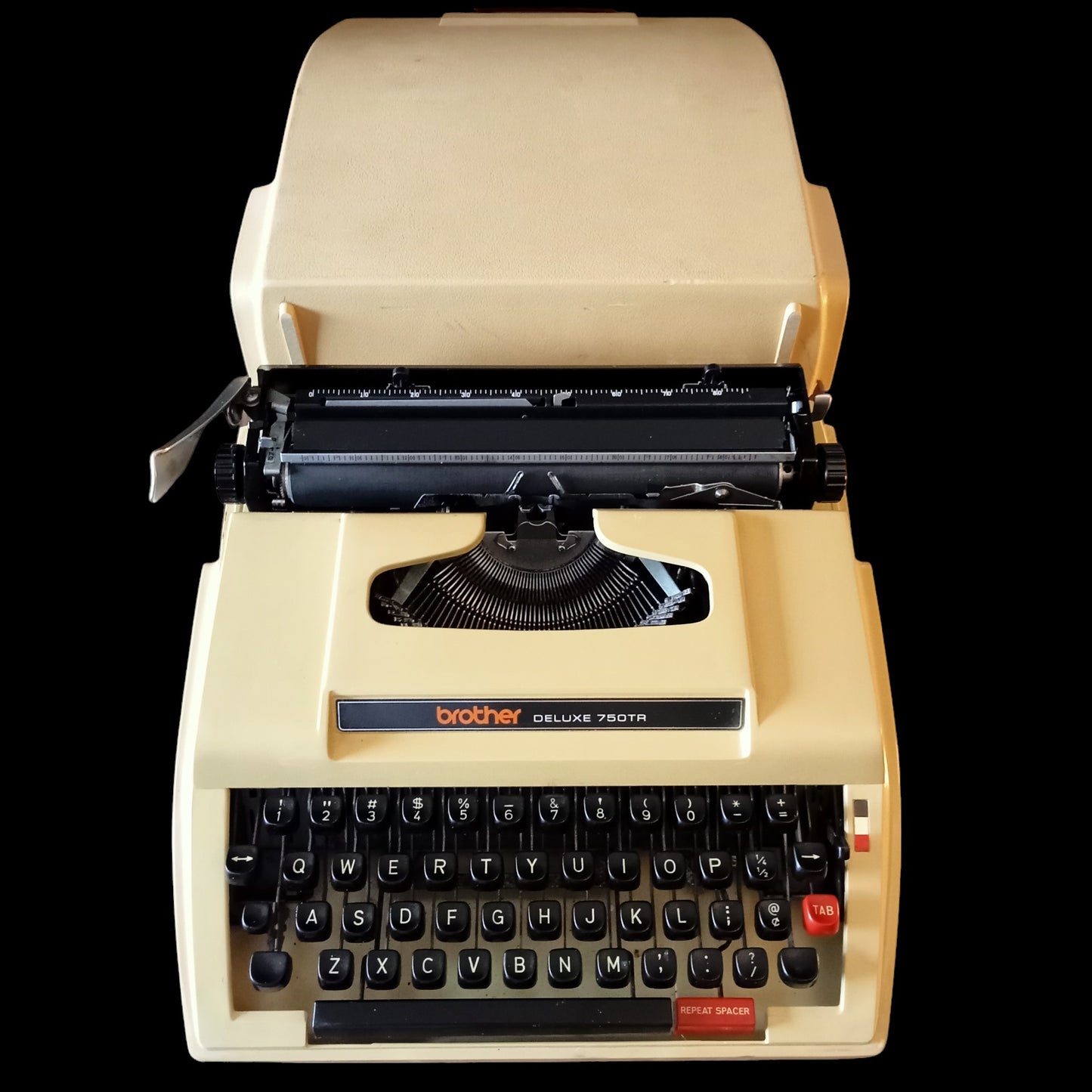 Image of Brother Deluxe 750TR Typewriter. Available from universaltypewritercompany.in