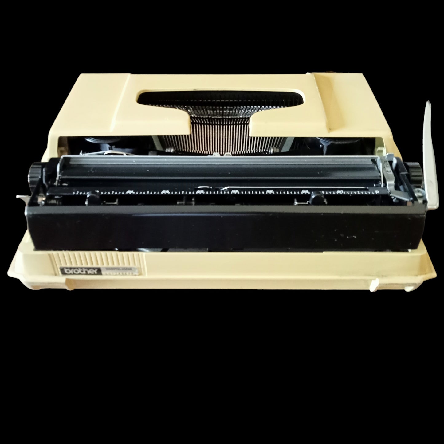 Image of Brother Deluxe 750TR Typewriter. Available from universaltypewritercompany.in