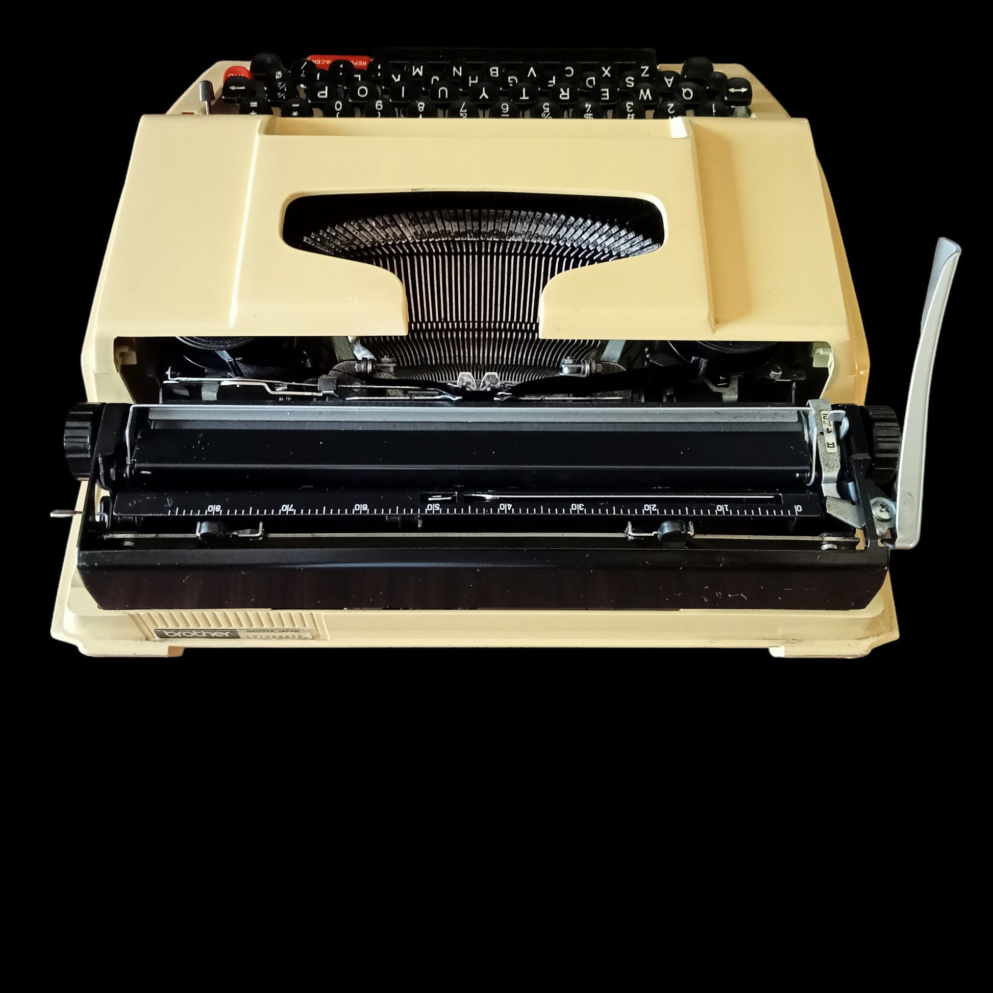 Image of Brother Deluxe 750TR Typewriter. Available from universaltypewritercompany.in