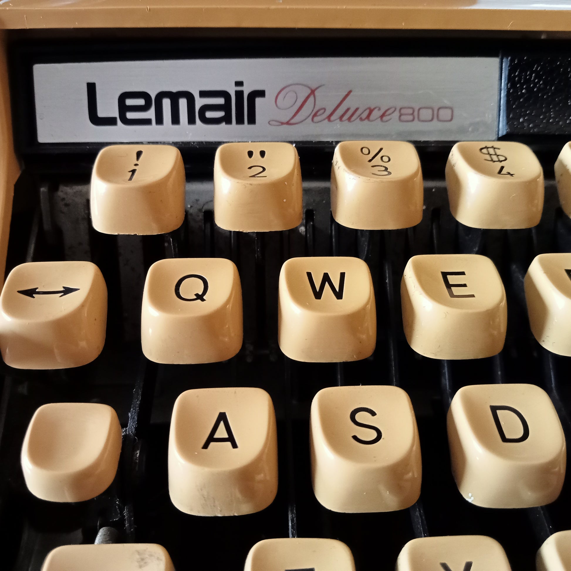 Image of Brother Lemair Deluxe 800 Typewriter. Available from universaltypewritercompany.in