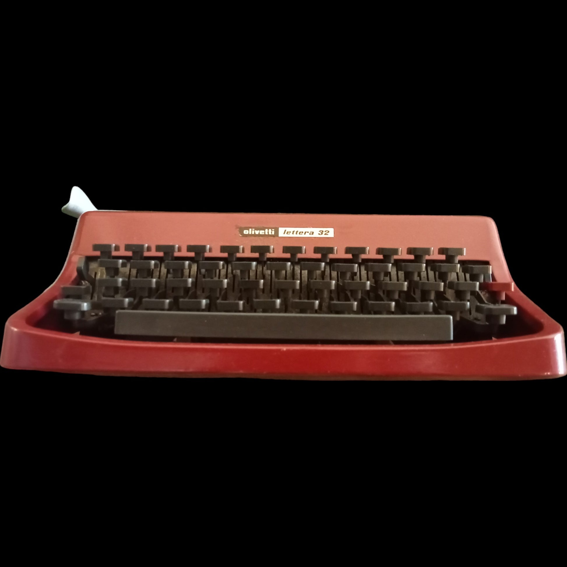 Image of Olivetti Lettera 32 Typewriter. Available from universaltypewritercompany.in