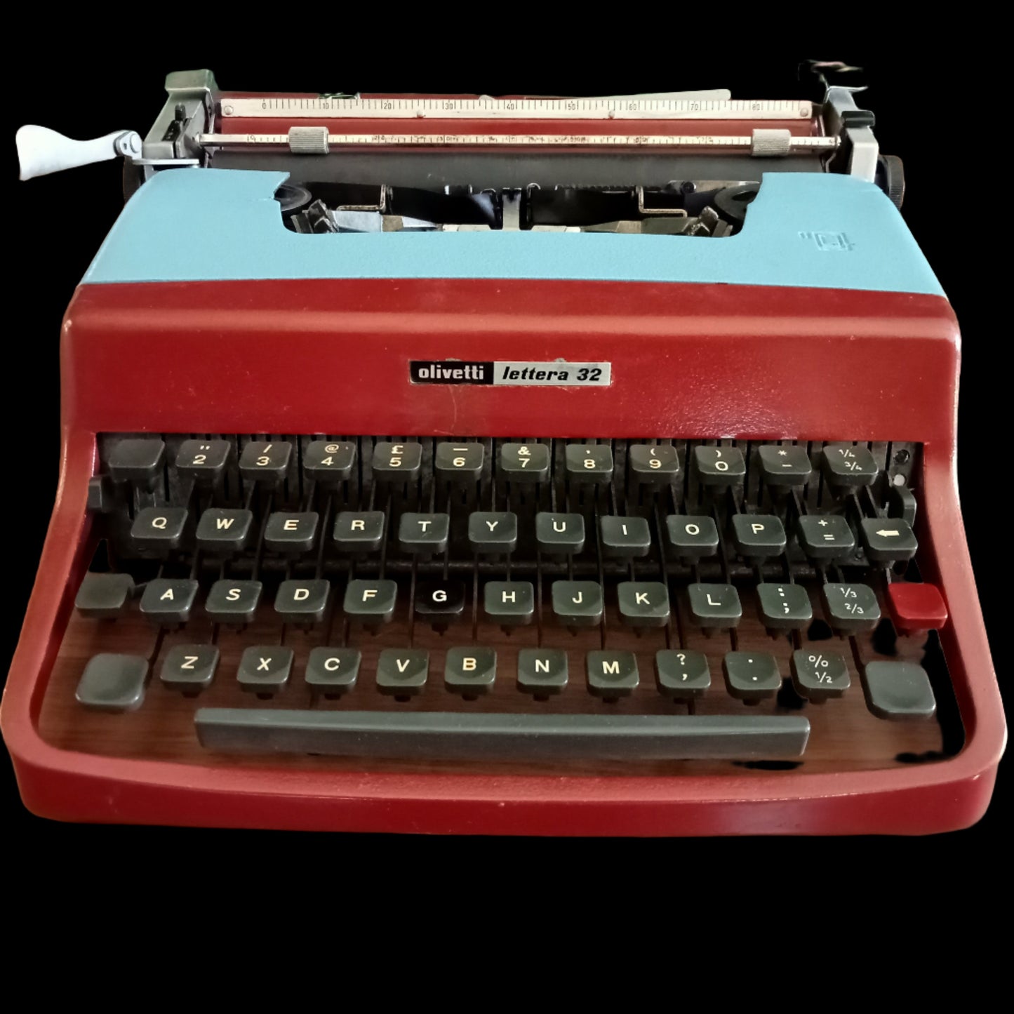 Image of Olivetti Lettera 32 Typewriter. Available from universaltypewritercompany.in