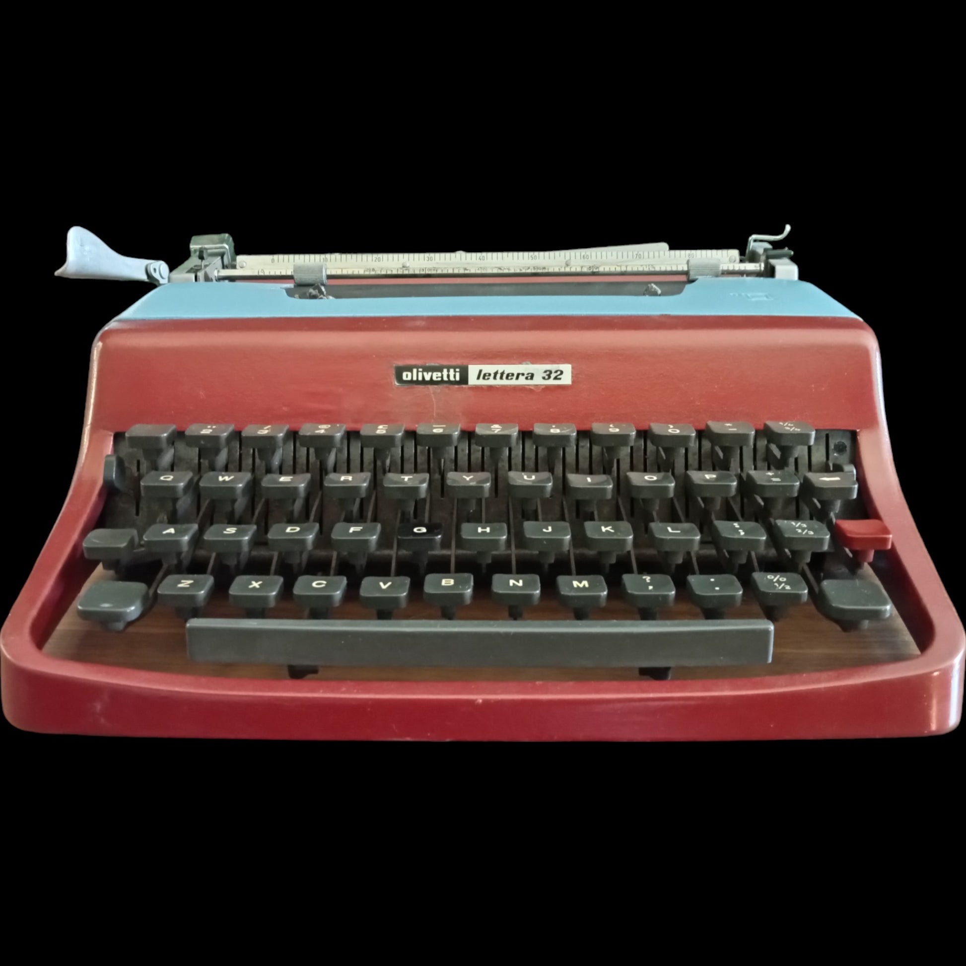 Image of Olivetti Lettera 32 Typewriter. Available from universaltypewritercompany.in