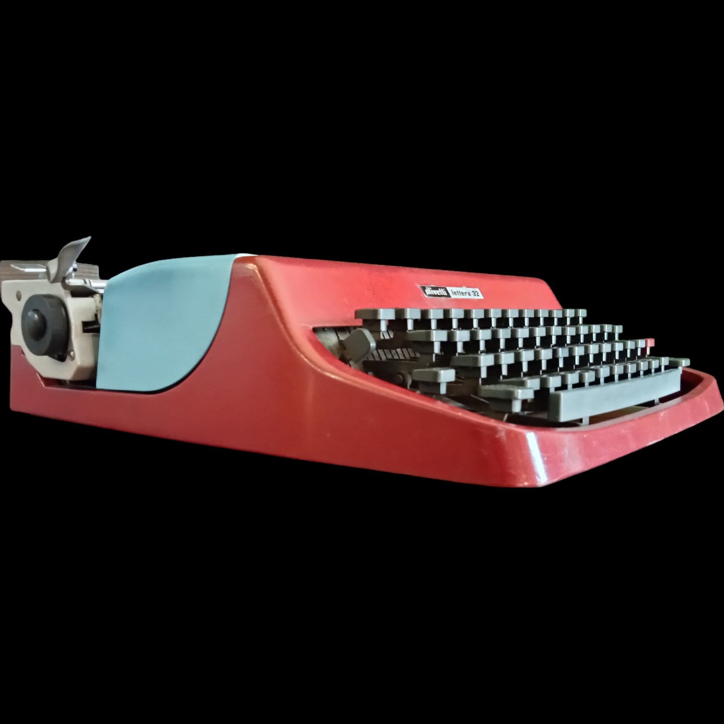 Image of Olivetti Lettera 32 Typewriter. Available from universaltypewritercompany.in