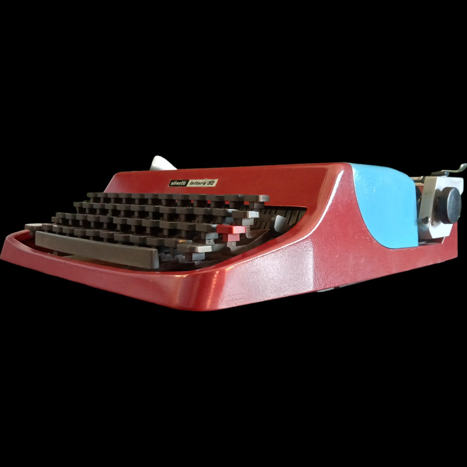 Image of Olivetti Lettera 32 Typewriter. Available from universaltypewritercompany.in