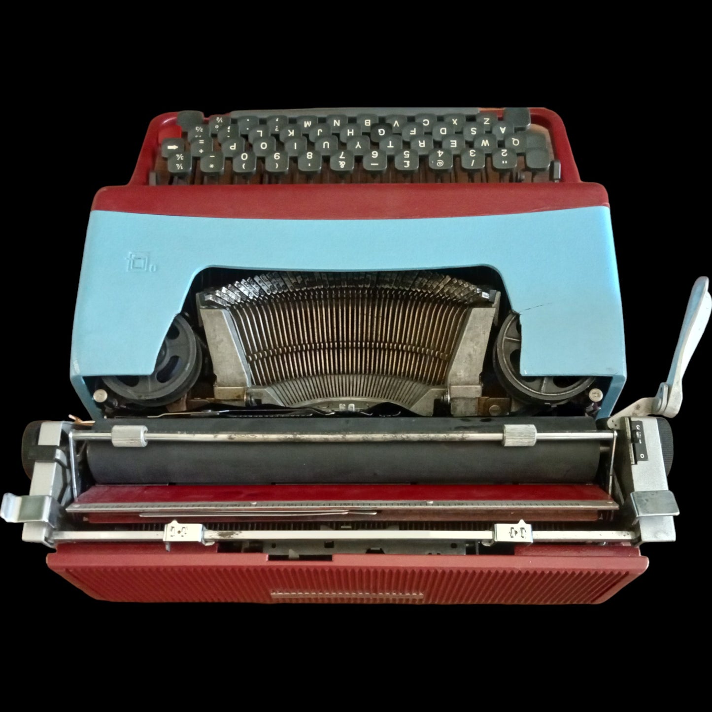 Image of Olivetti Lettera 32 Typewriter. Available from universaltypewritercompany.in