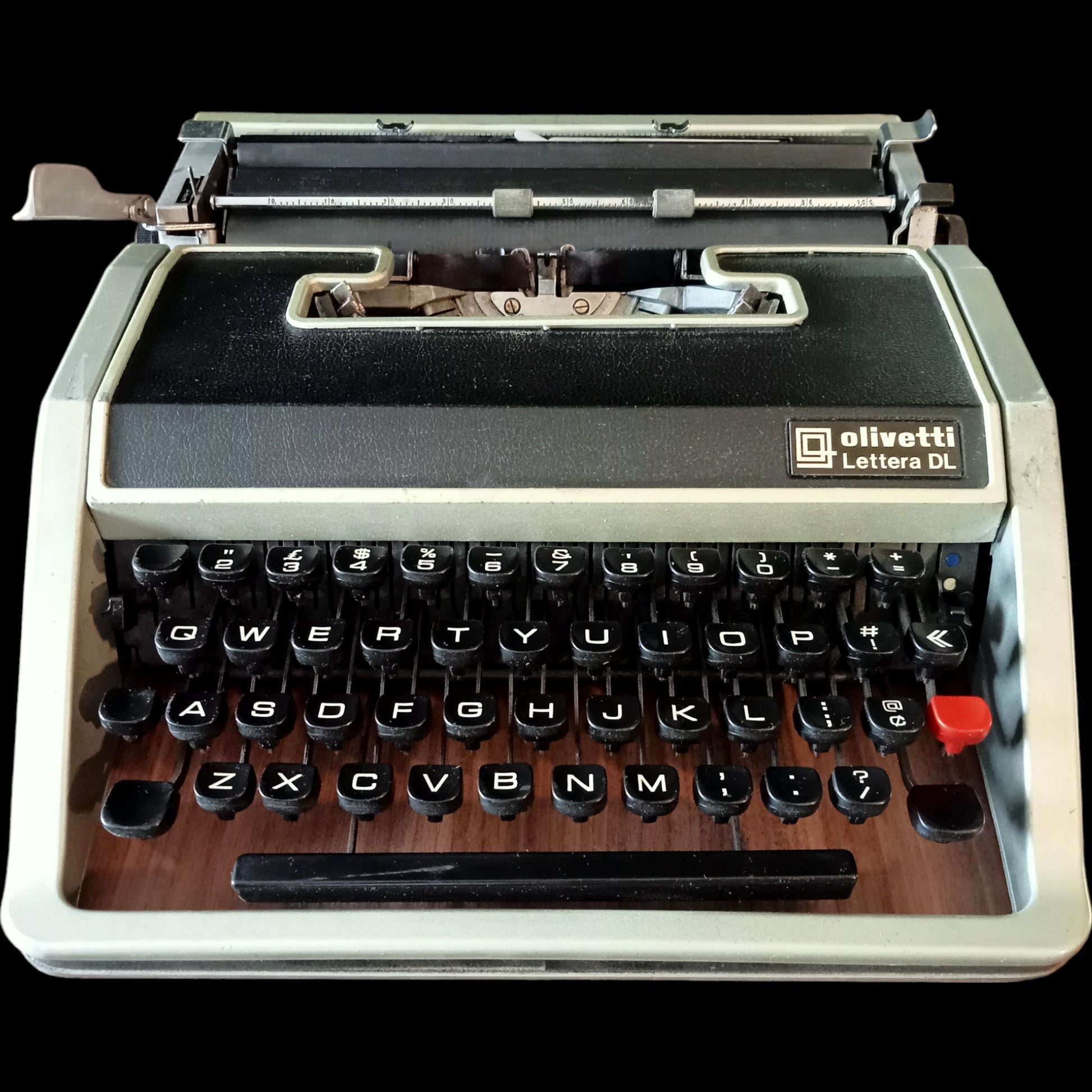 Image of Olivetti Lettera DL Typewriter. Available from universaltypewritercompany.in