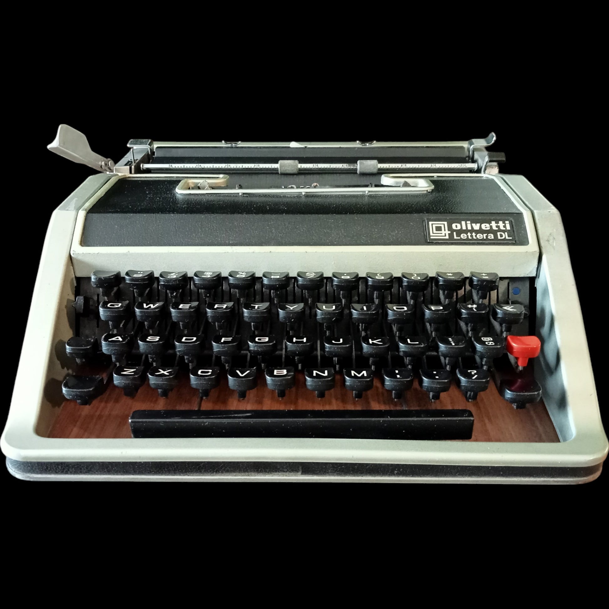 Image of Olivetti Lettera DL Typewriter. Available from universaltypewritercompany.in