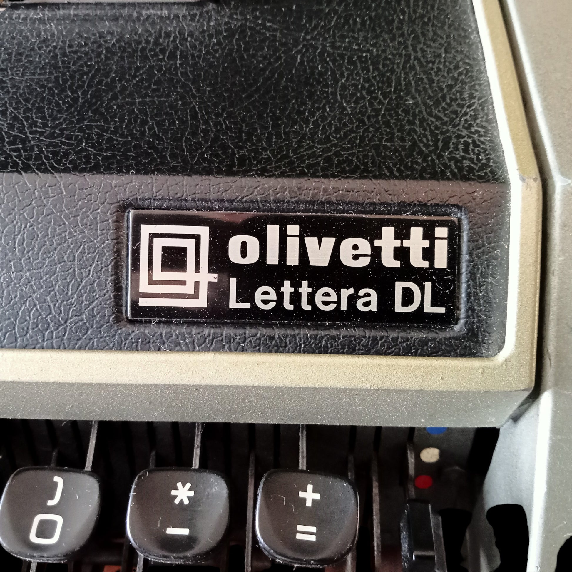 Image of Olivetti Lettera DL Typewriter. Available from universaltypewritercompany.in