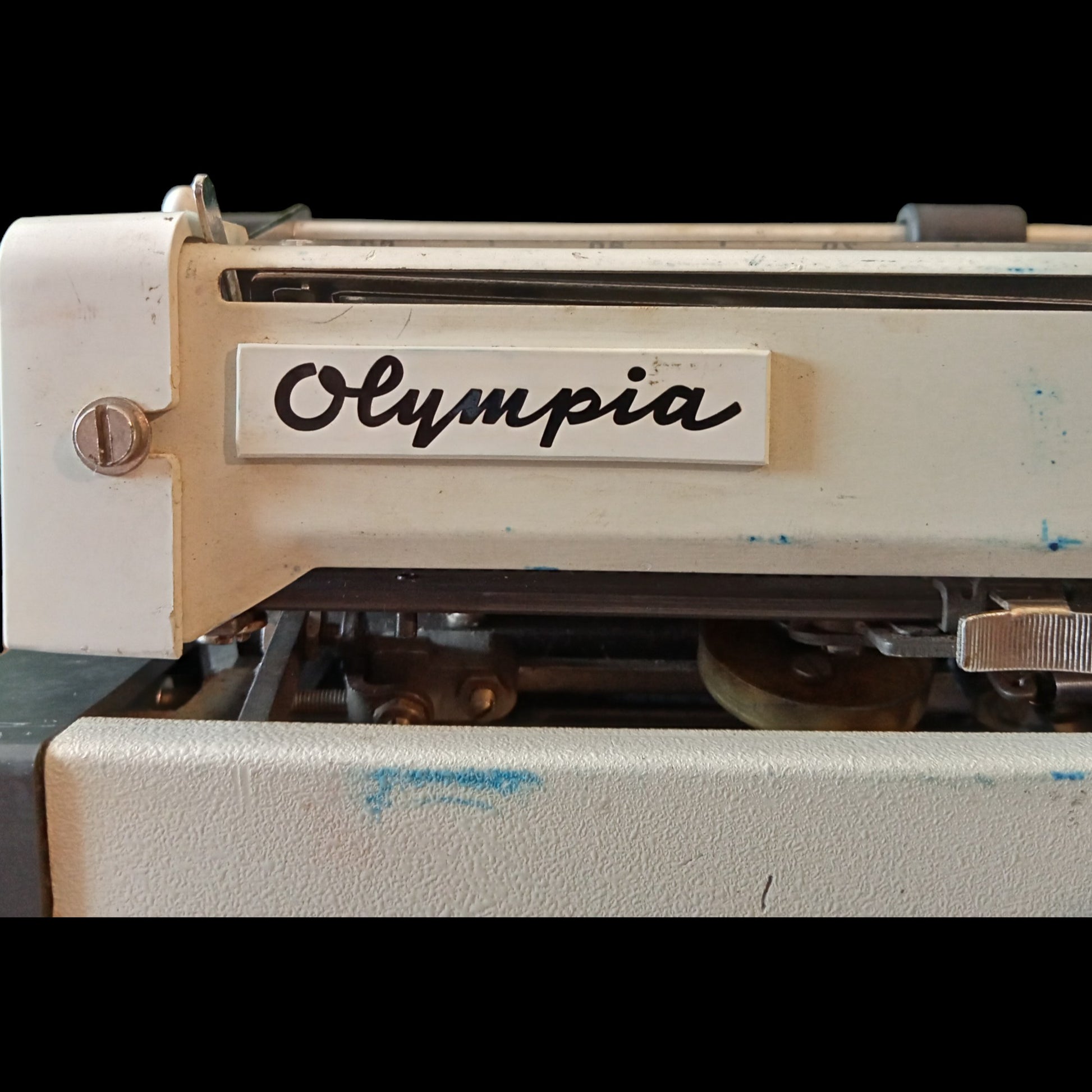 Image of Olympia Traveller De Luxe Typewriter. Available from universaltypewritercompany.in