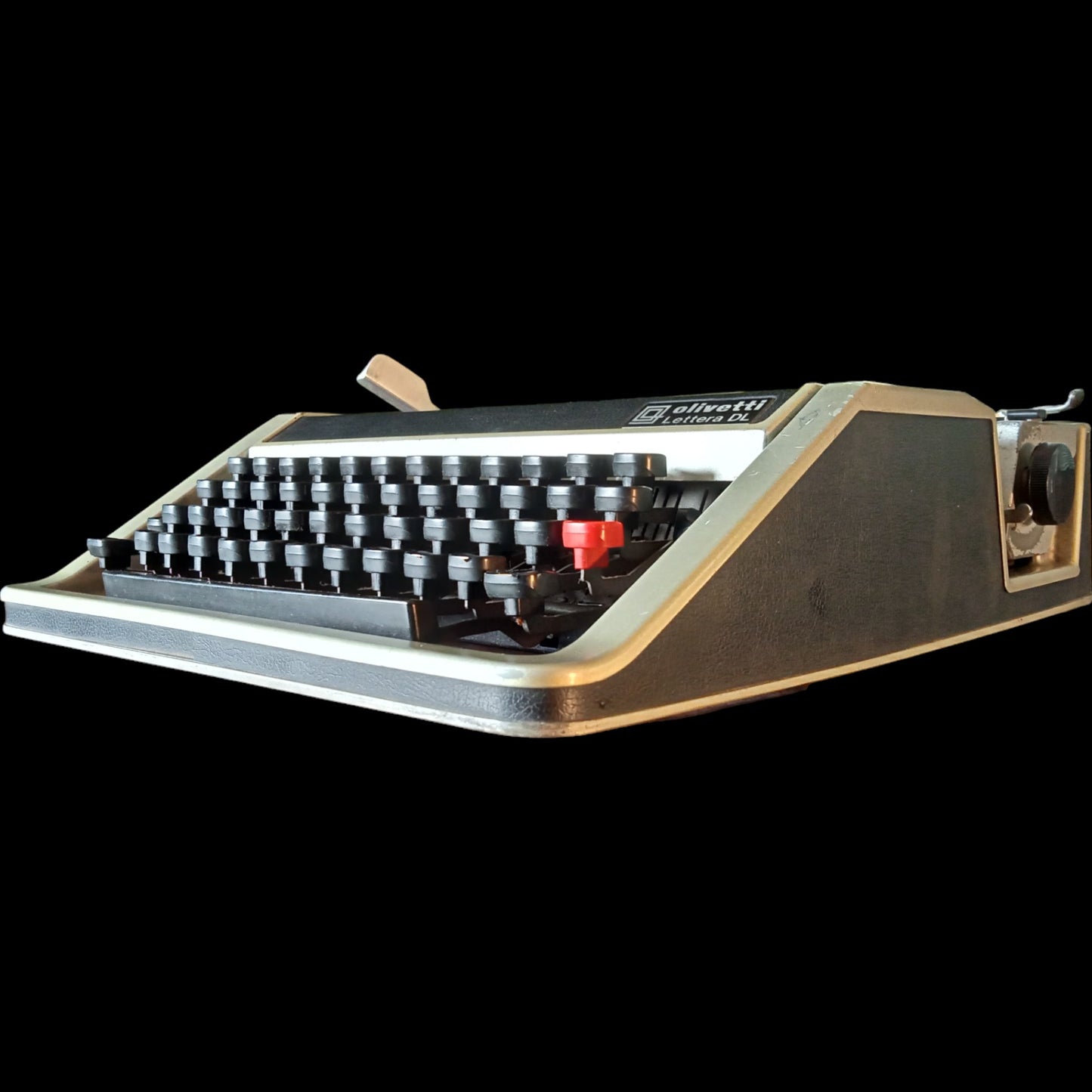 Image of Olivetti Lettera DL Typewriter. Available from universaltypewritercompany.in