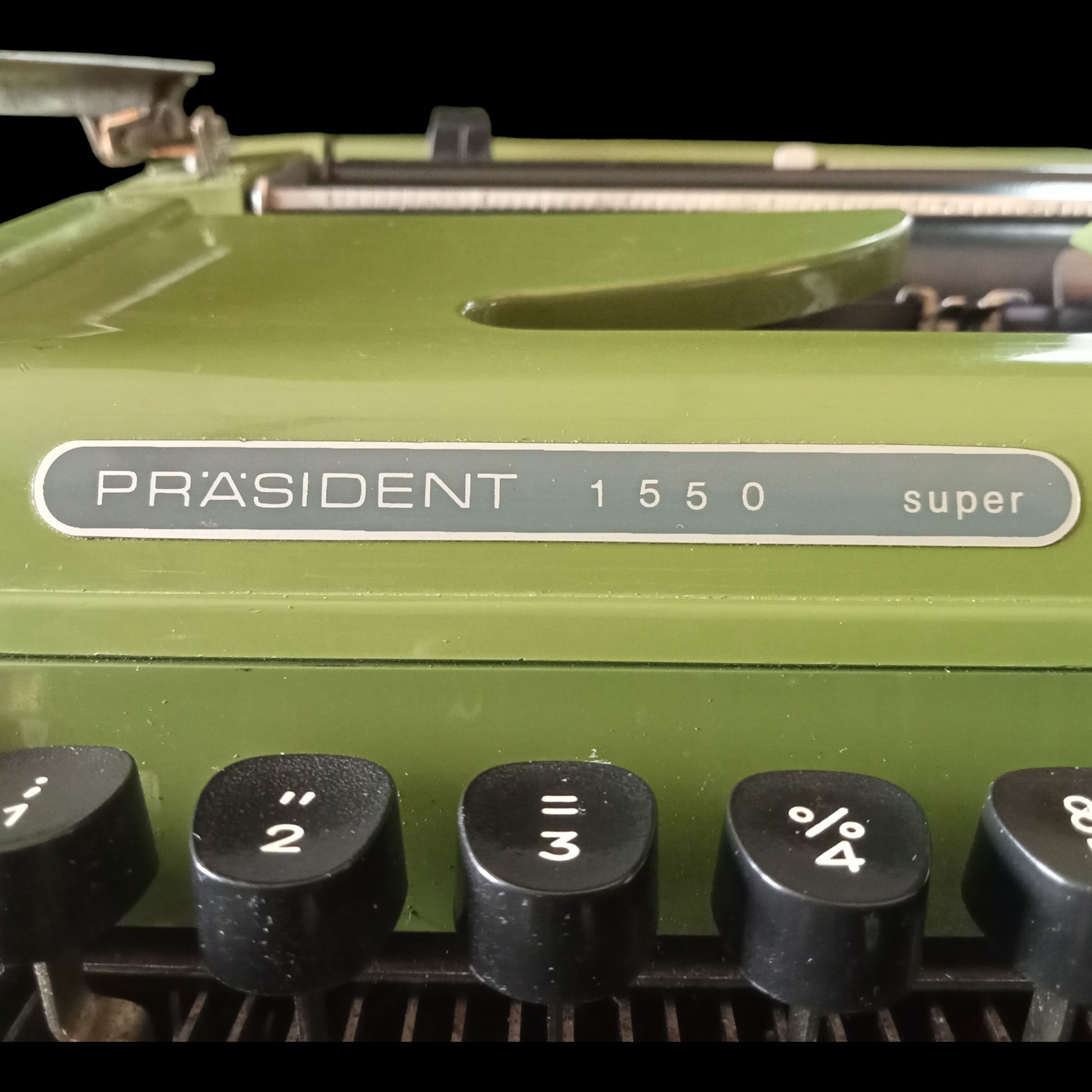 Image of Prasident 1550 Super Typewriter. Available from universaltypewritercompany.in