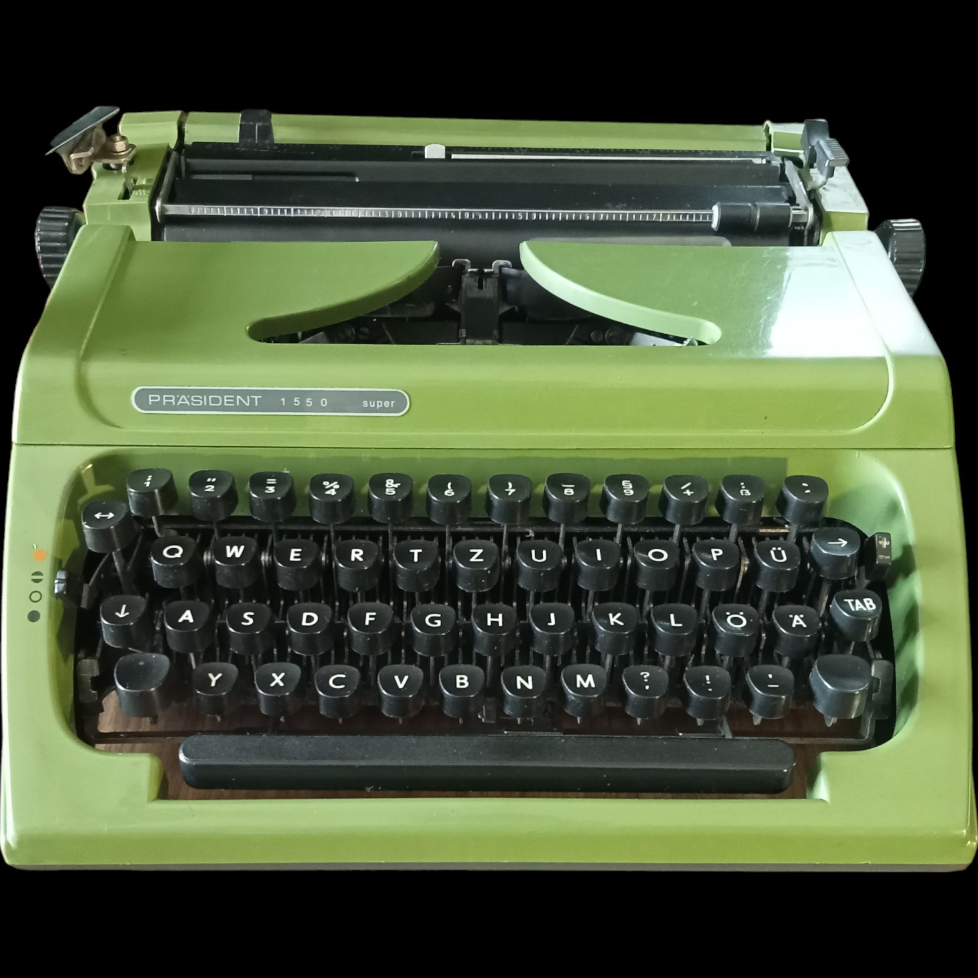 Image of Prasident 1550 Super Typewriter. Available from universaltypewritercompany.in