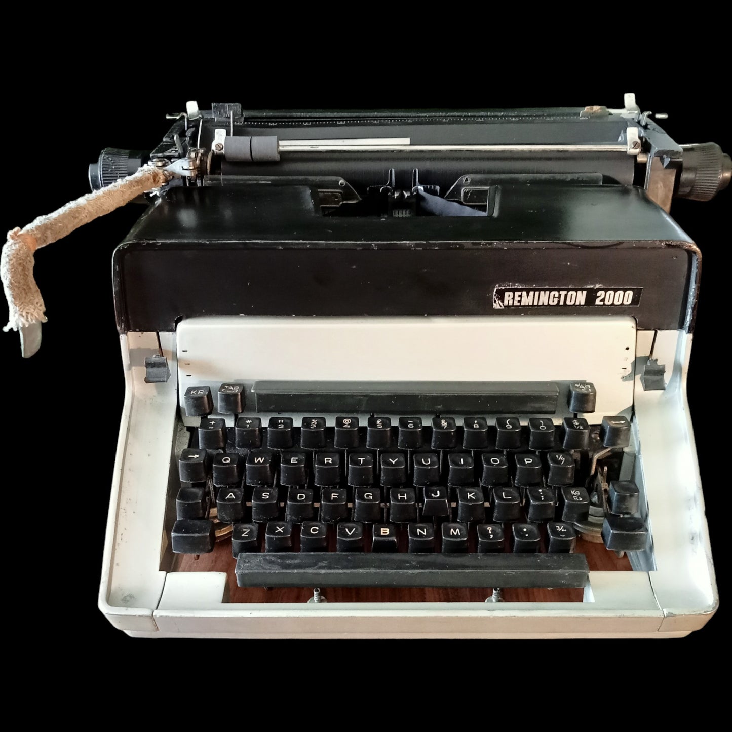 Image of Remington 2000 Typewriter. Available from universaltypewritercompany.in