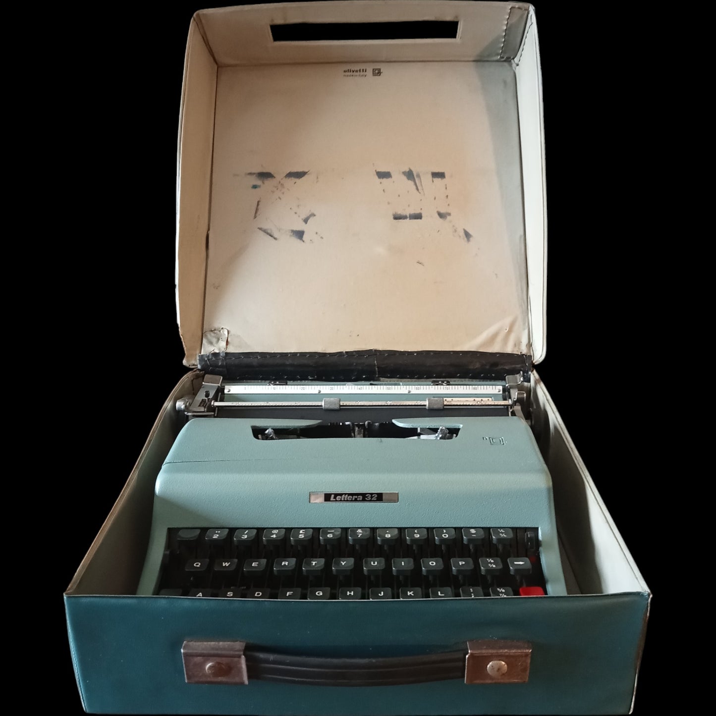 Image of Olivetti Lettera 32 Typewriter. Available from universaltypewritercompany.in