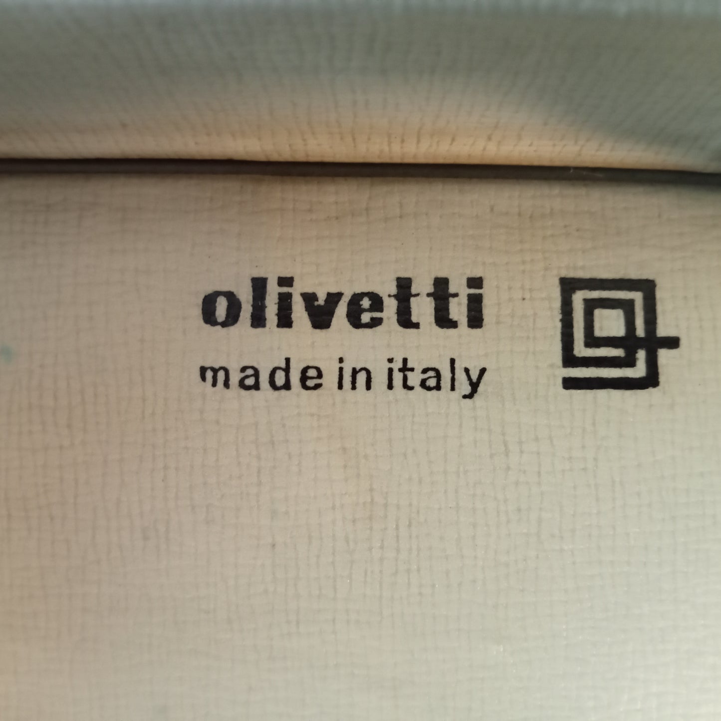 Image of Olivetti Lettera 32 Typewriter. Available from universaltypewritercompany.in