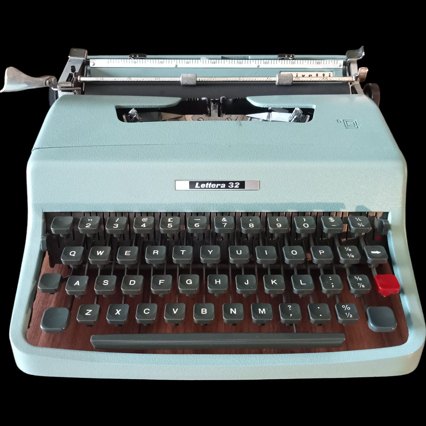 Image of Olivetti Lettera 32 Typewriter. Available from universaltypewritercompany.in