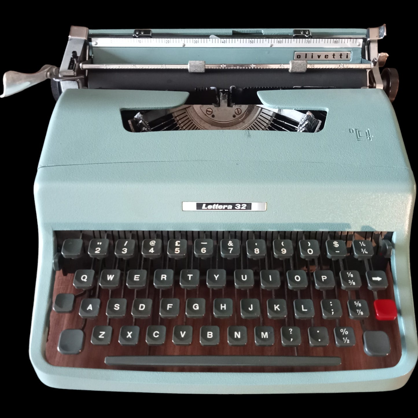 Image of Olivetti Lettera 32 Typewriter. Available from universaltypewritercompany.in