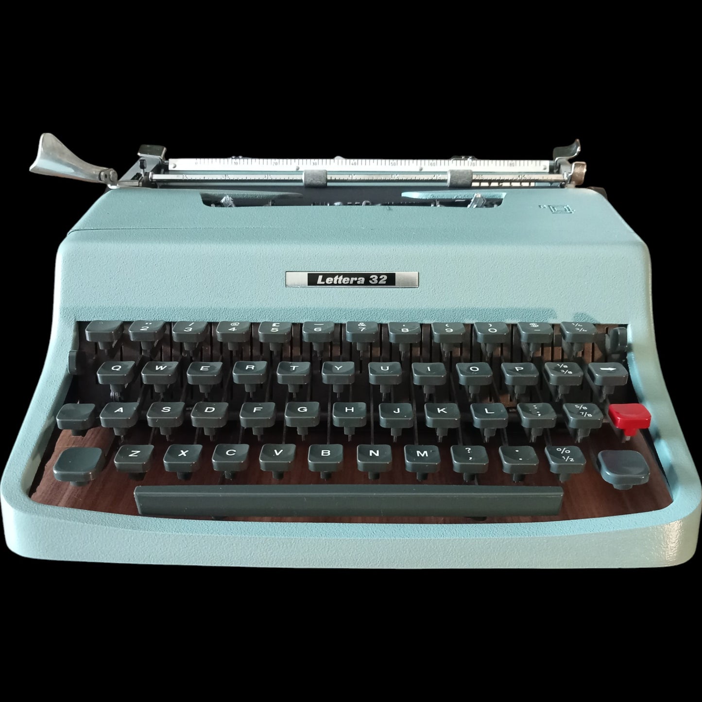 Image of Olivetti Lettera 32 Typewriter. Available from universaltypewritercompany.in