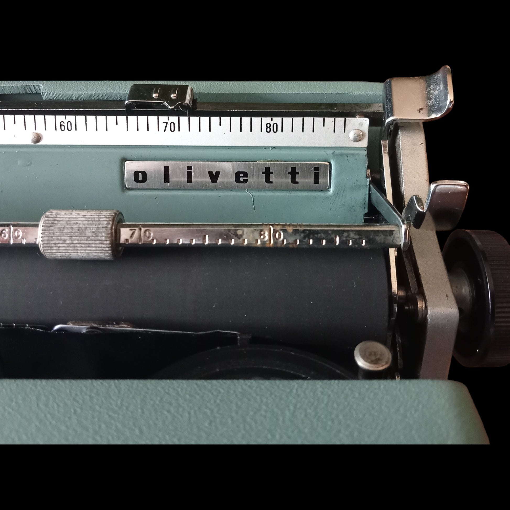 Image of Olivetti Lettera 32 Typewriter. Available from universaltypewritercompany.in