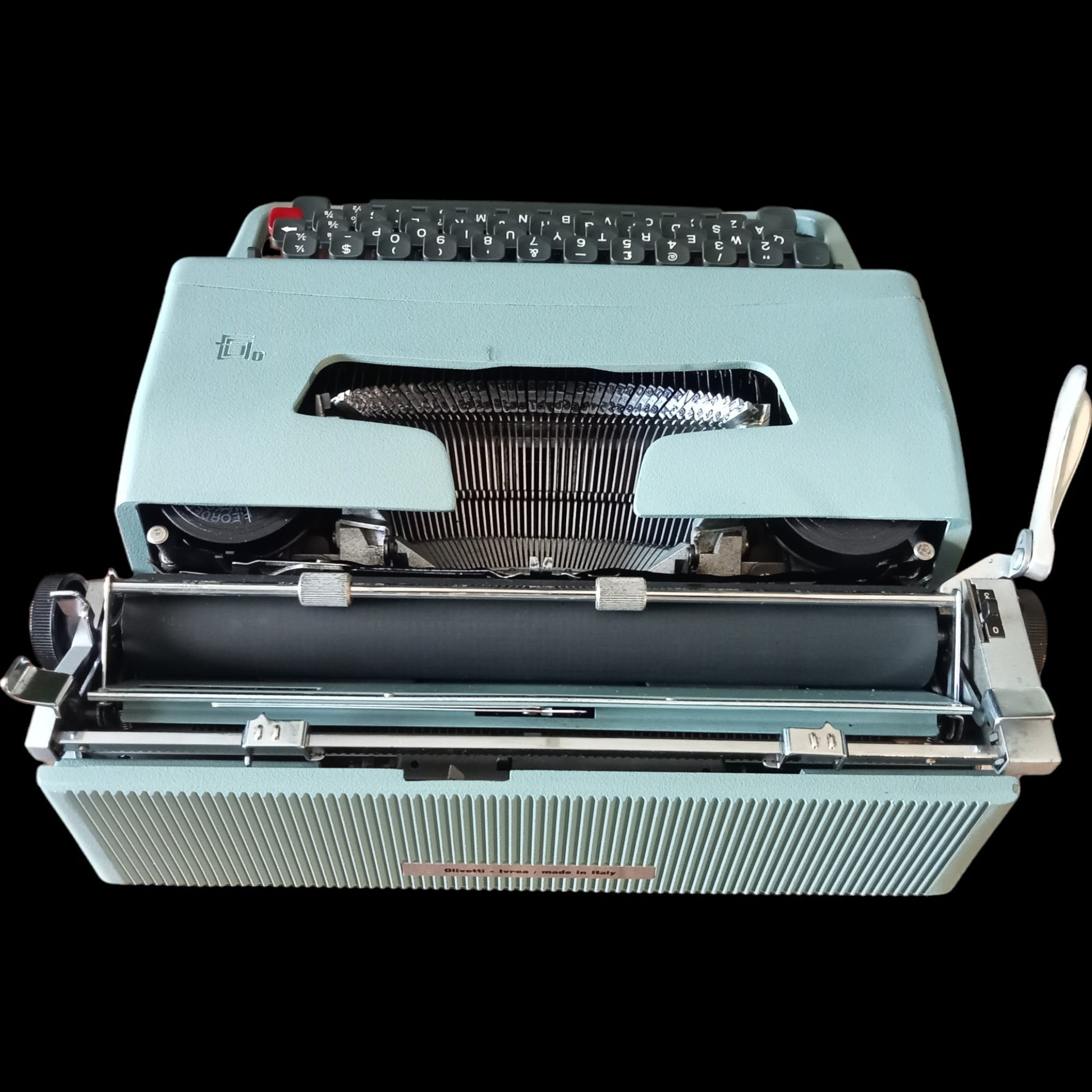 Image of Olivetti Lettera 32 Typewriter. Available from universaltypewritercompany.in