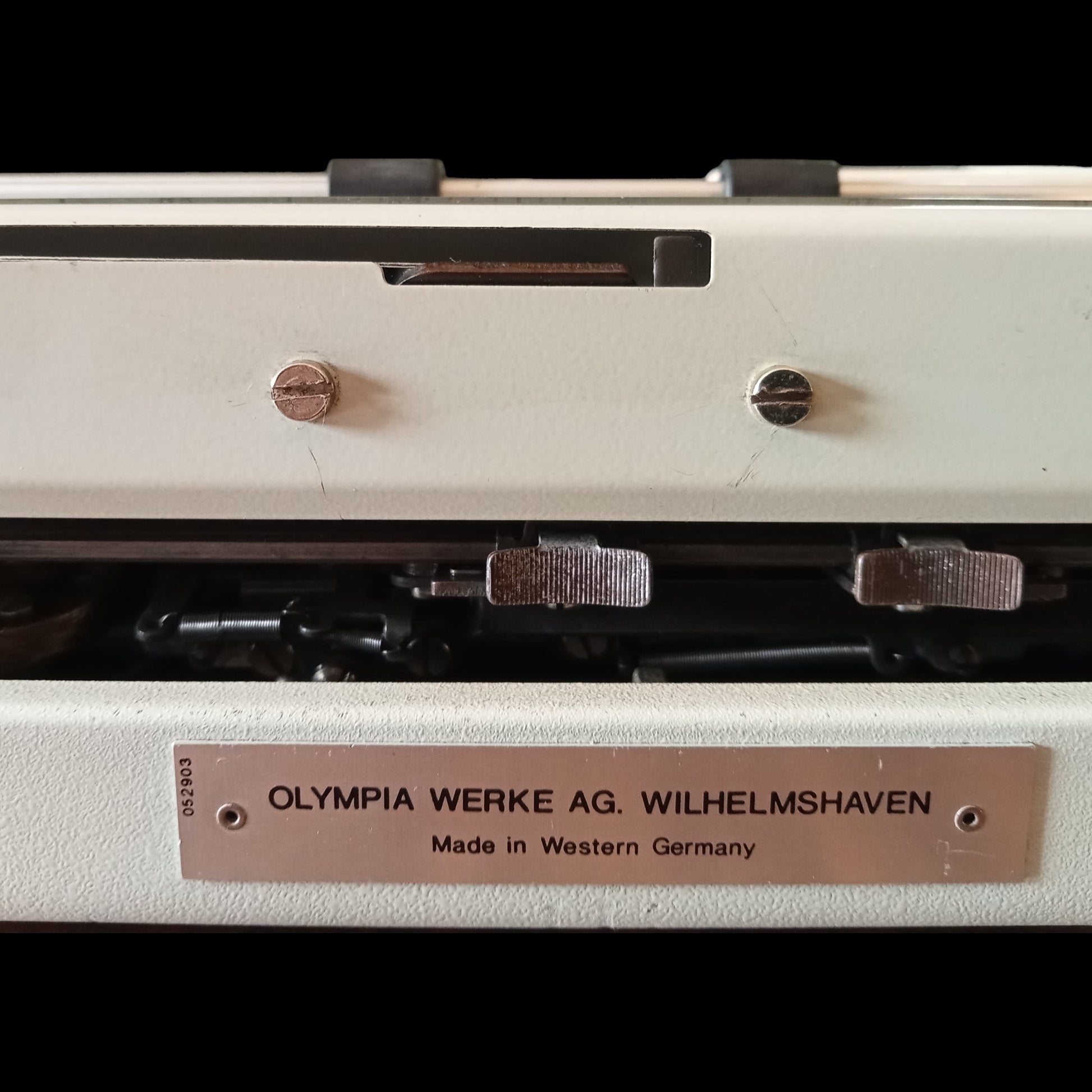 Image of Olympia Traveller De Luxe Typewriter. Available from universaltypewritercompany.in