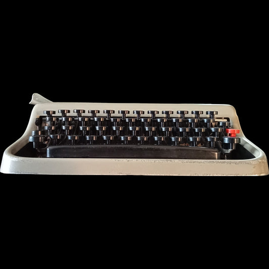 Image of Olivetti Lettera 22 Typewriter. Available from universaltypewritercompany.in