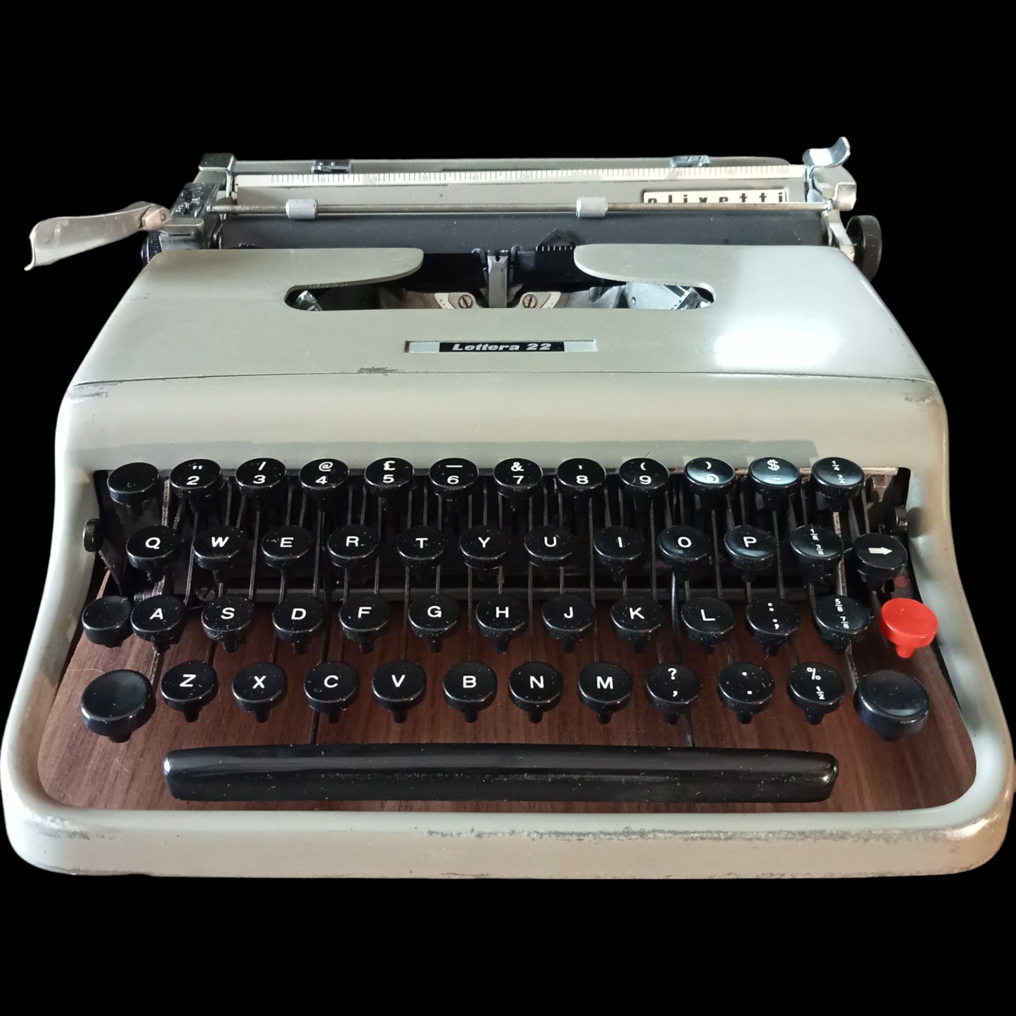 Image of Olivetti Lettera 22 Typewriter. Available from universaltypewritercompany.in