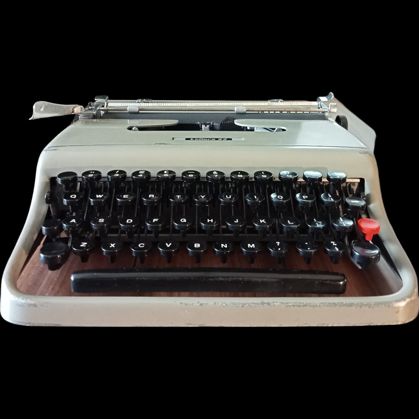 Image of Olivetti Lettera 22 Typewriter. Available from universaltypewritercompany.in