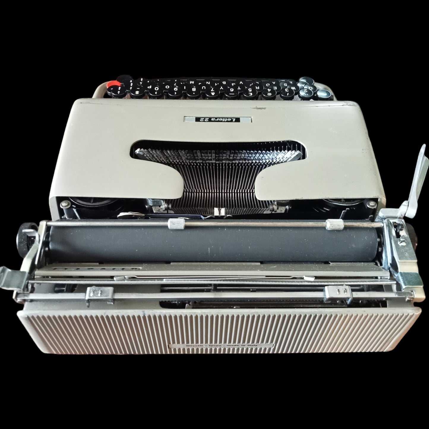 Image of Olivetti Lettera 22 Typewriter. Available from universaltypewritercompany.in