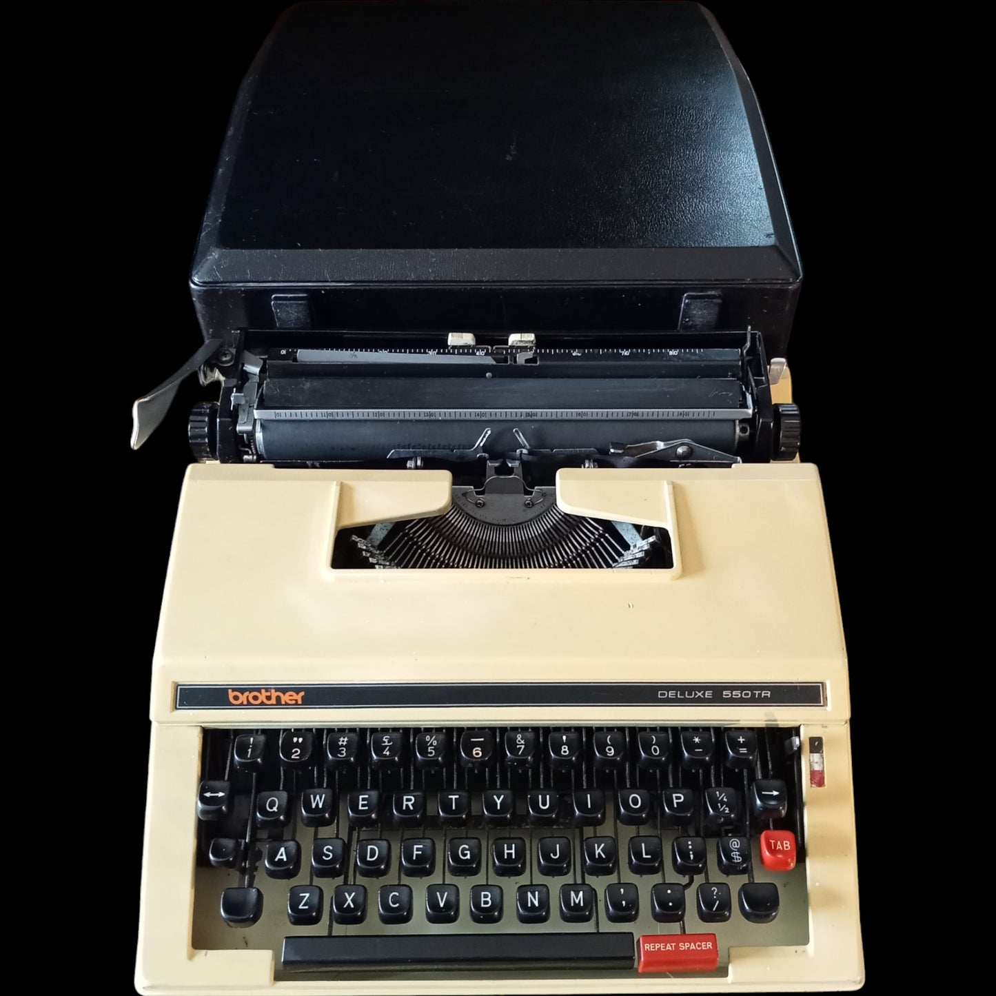 Image of Brother Deluxe 550TR Typewriter. Available from universaltypewritercompany.in