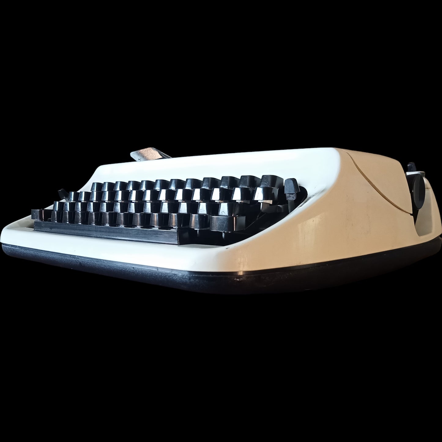 Image of Kovac Typewriter. Available from universaltypewritercompany.in