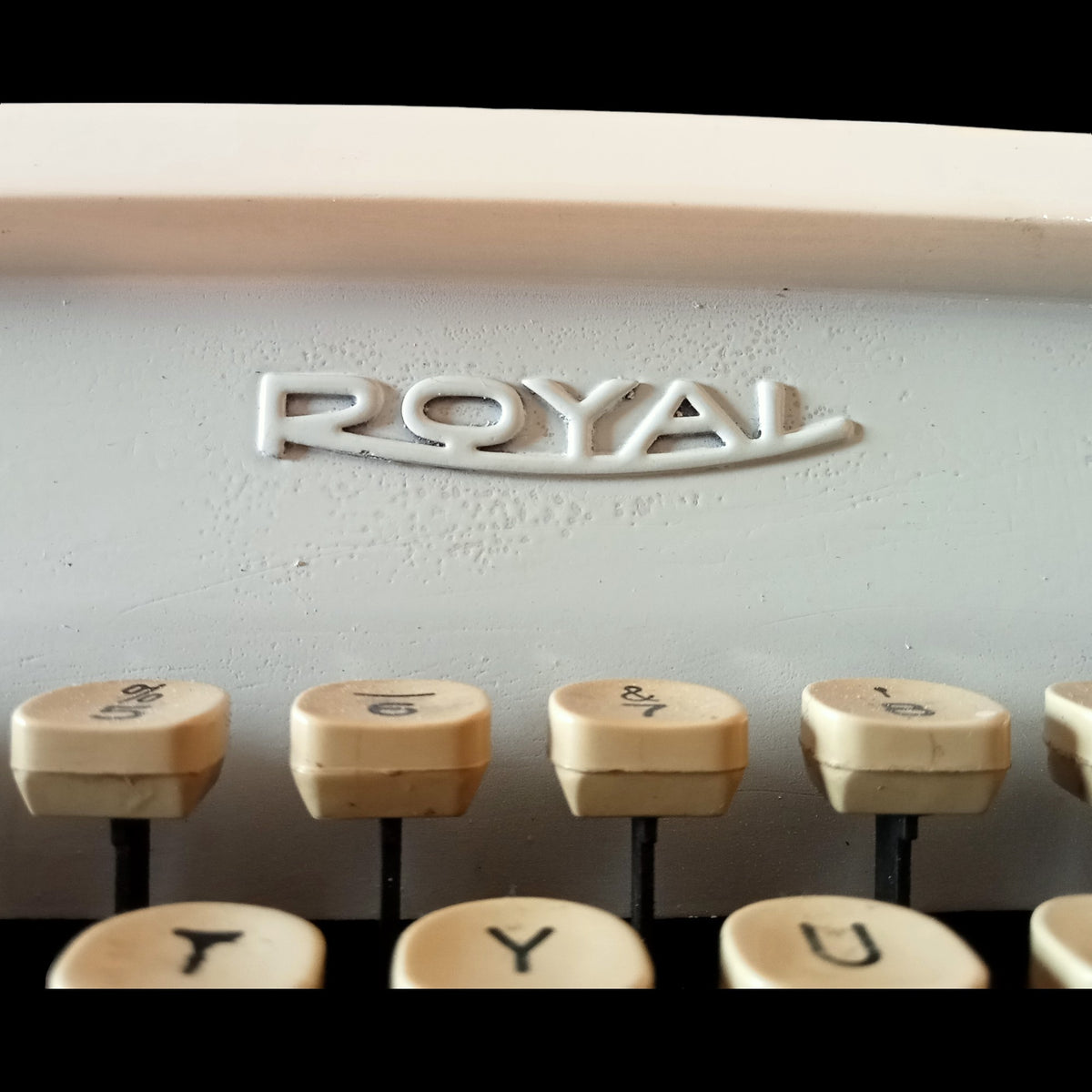 Image of Royal Safari Typewriter.
Available from universaltypewritercompany.in