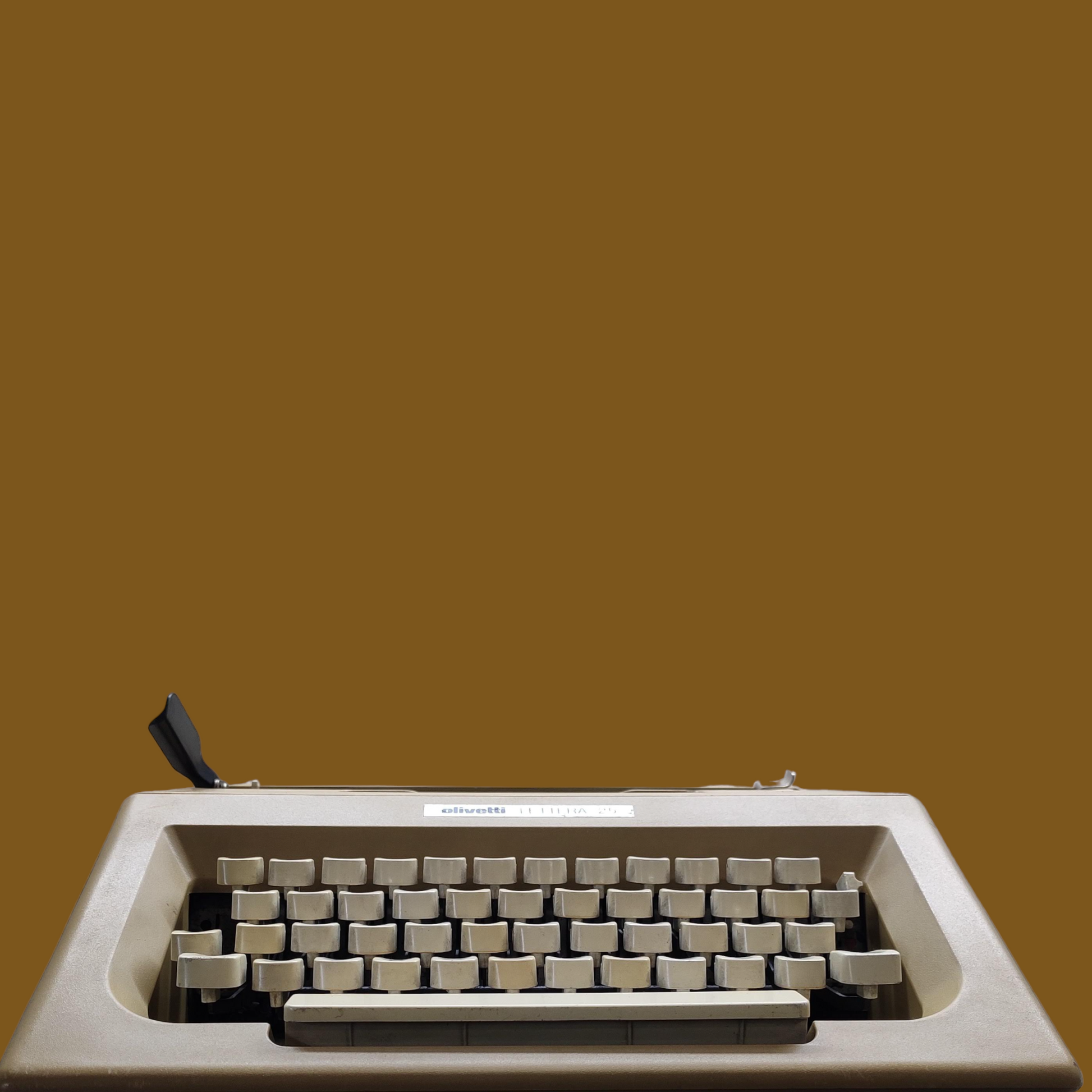 Image of Olivetti Lettera 25 Typewriter. Available at universaltypewritercompany.in