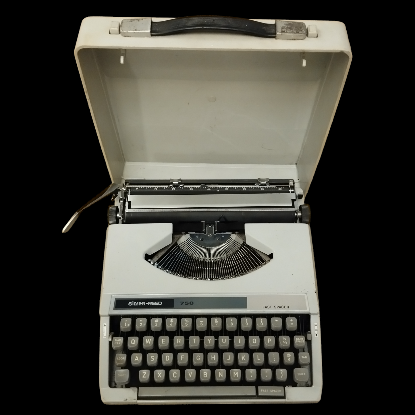 Image of Silver Reed 750 Typewriter. Available from universaltypewritercompany.in