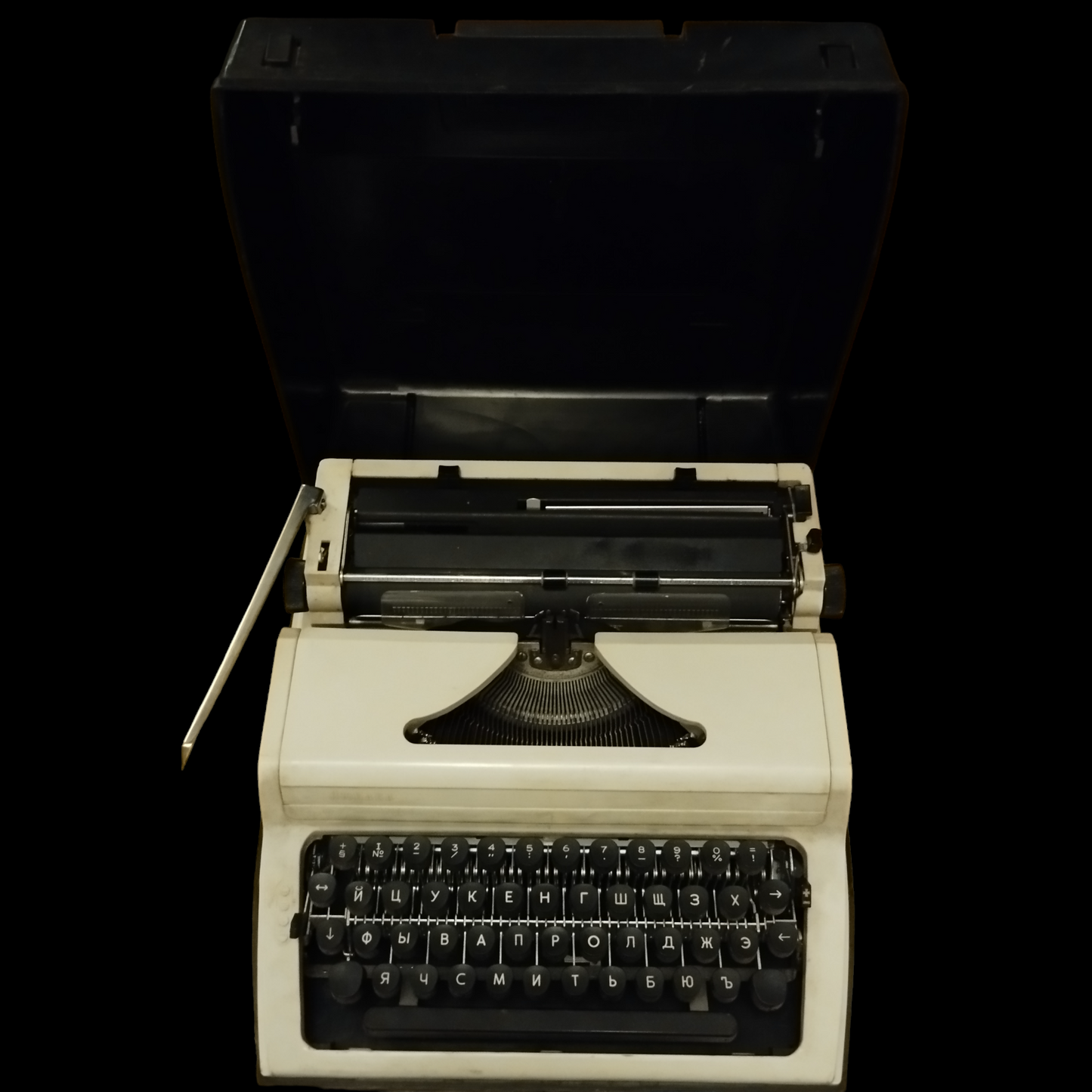 Image of Russian Keyboard Typewriter. Available from universaltypewritercompany.in