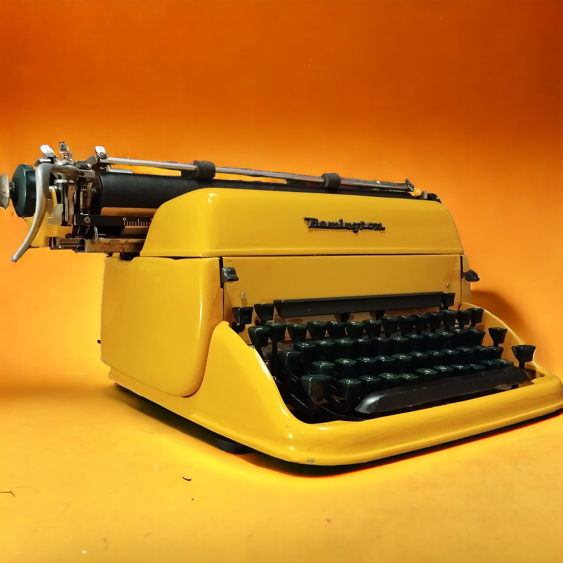 Image of Remington Desktop Typewriter. Available from universaltypewritercompany.in