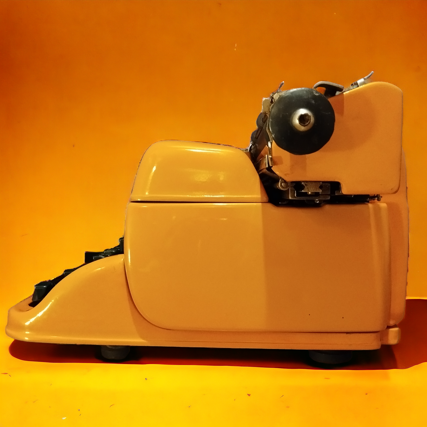 Image of Remington Desktop Typewriter. Available from universaltypewritercompany.in
