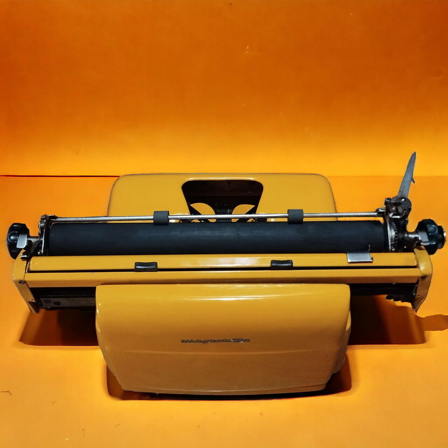 Image of Remington Desktop Typewriter. Available from universaltypewritercompany.in