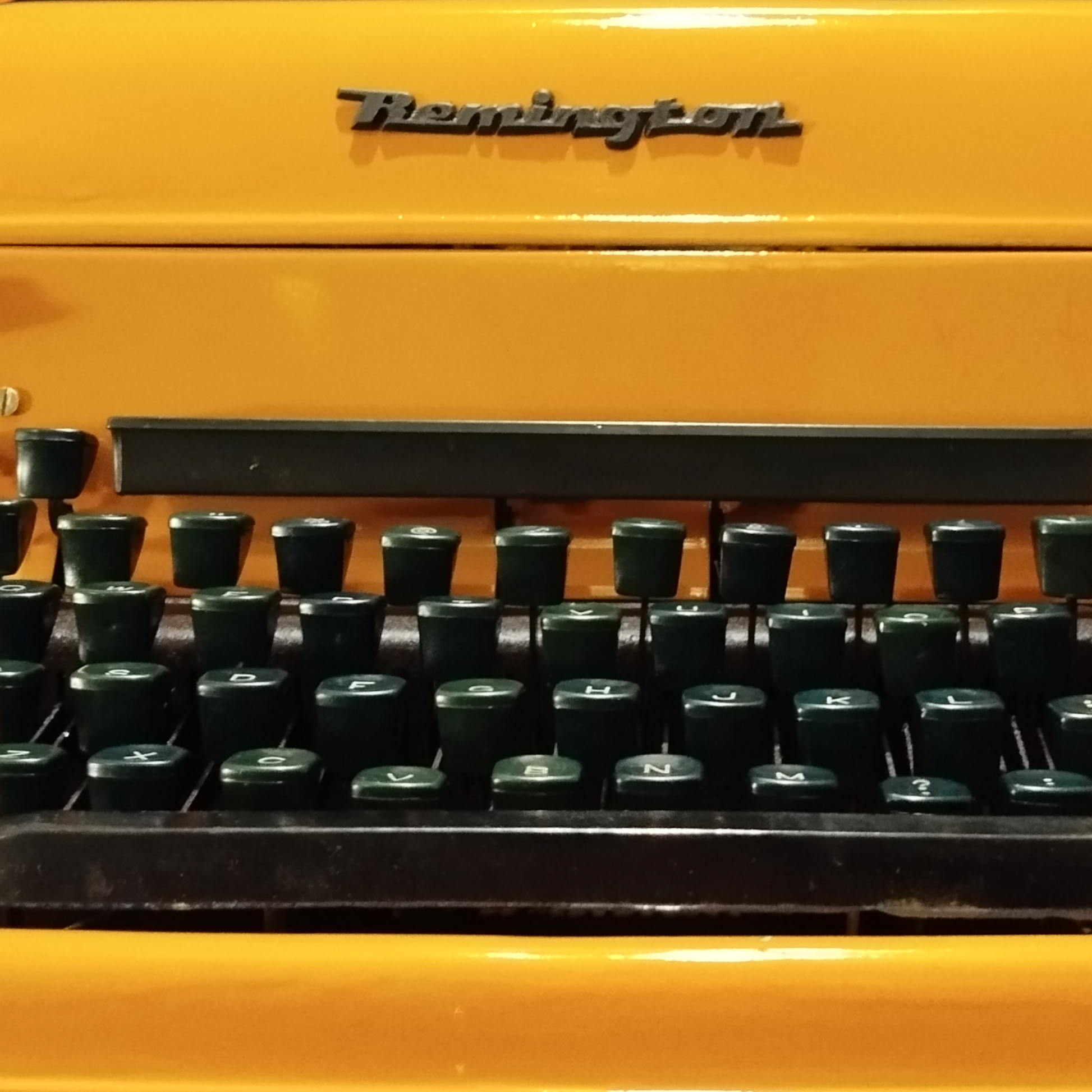 Image of Remington Desktop Typewriter. Available from universaltypewritercompany.in