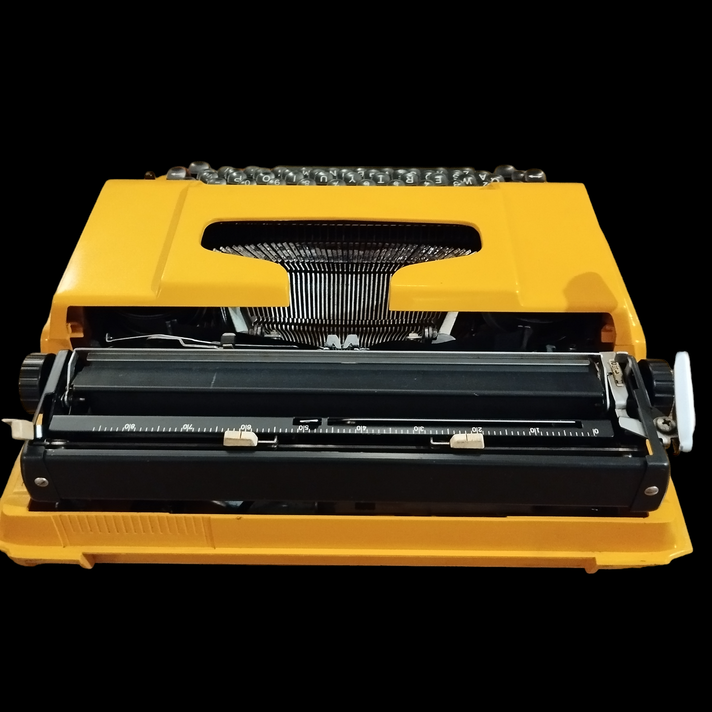 Image of Brother DELUXE  750TR Typewriter. Available from universaltypewritercompany.in