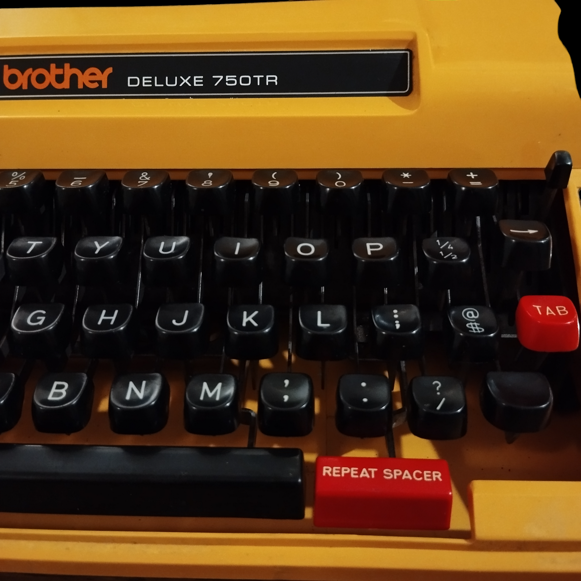 Image of Brother DELUXE  750TR Typewriter. Available from universaltypewritercompany.in