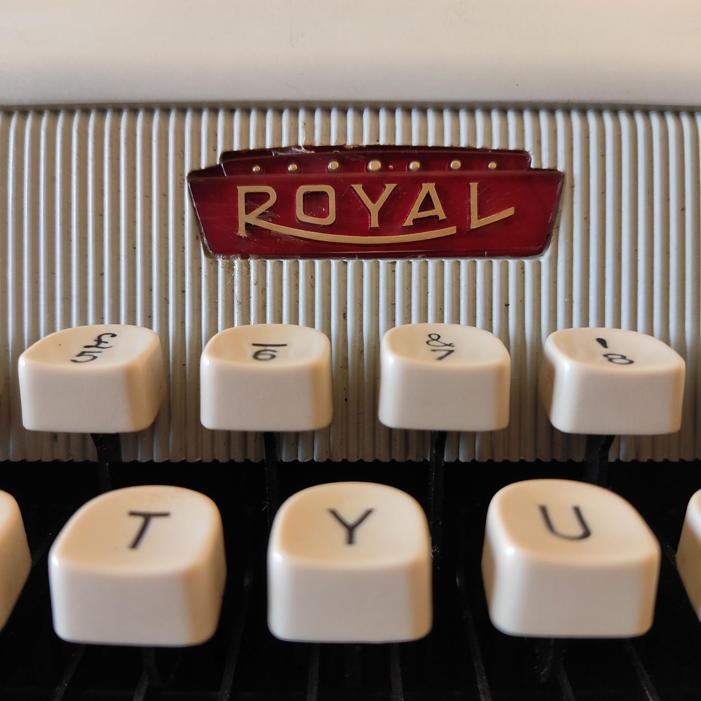 Image of Royal Royaluxe 425 Typewriter. Available from universaltypewritercompany.in