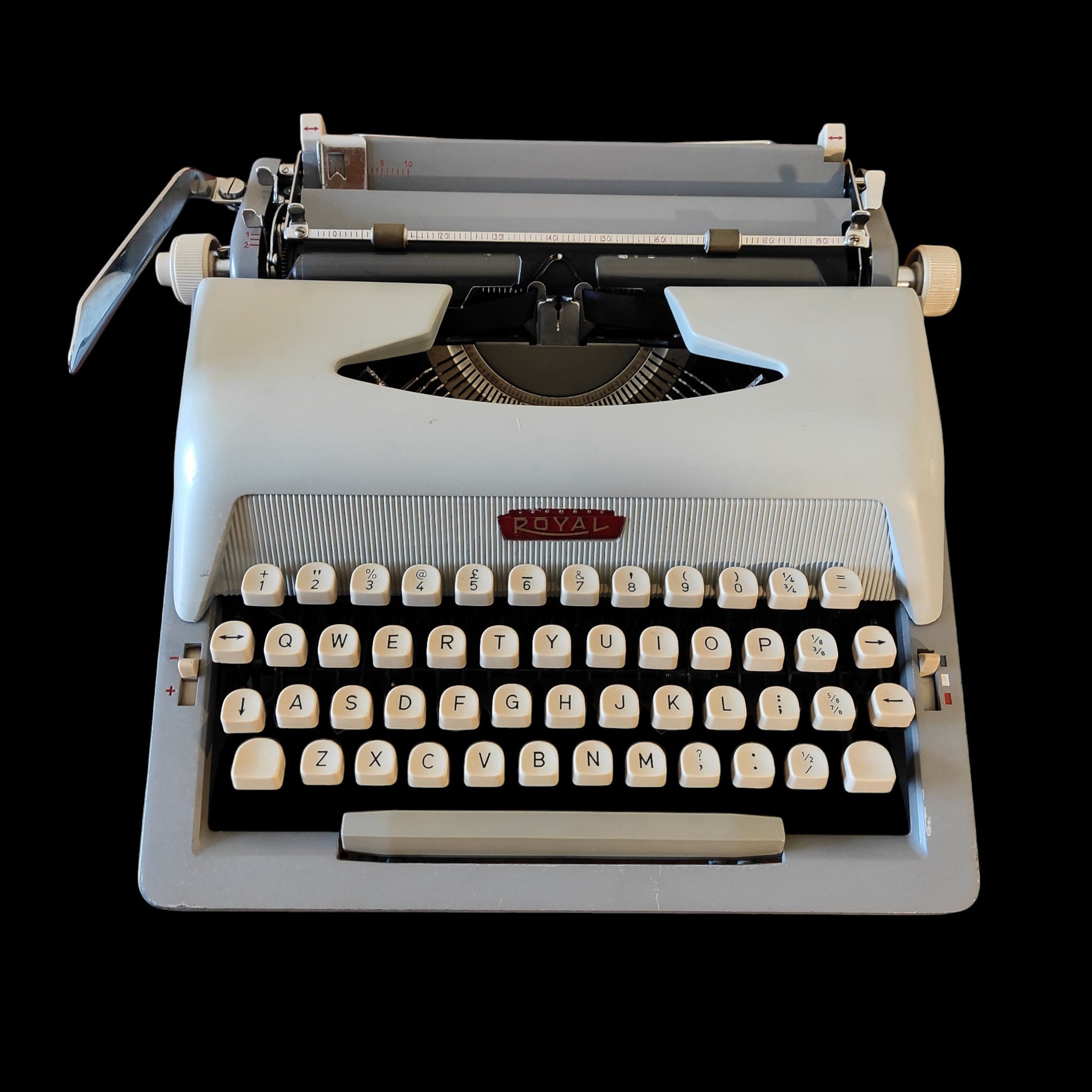 Image of Royal Royaluxe 425 Typewriter. Available from universaltypewritercompany.in