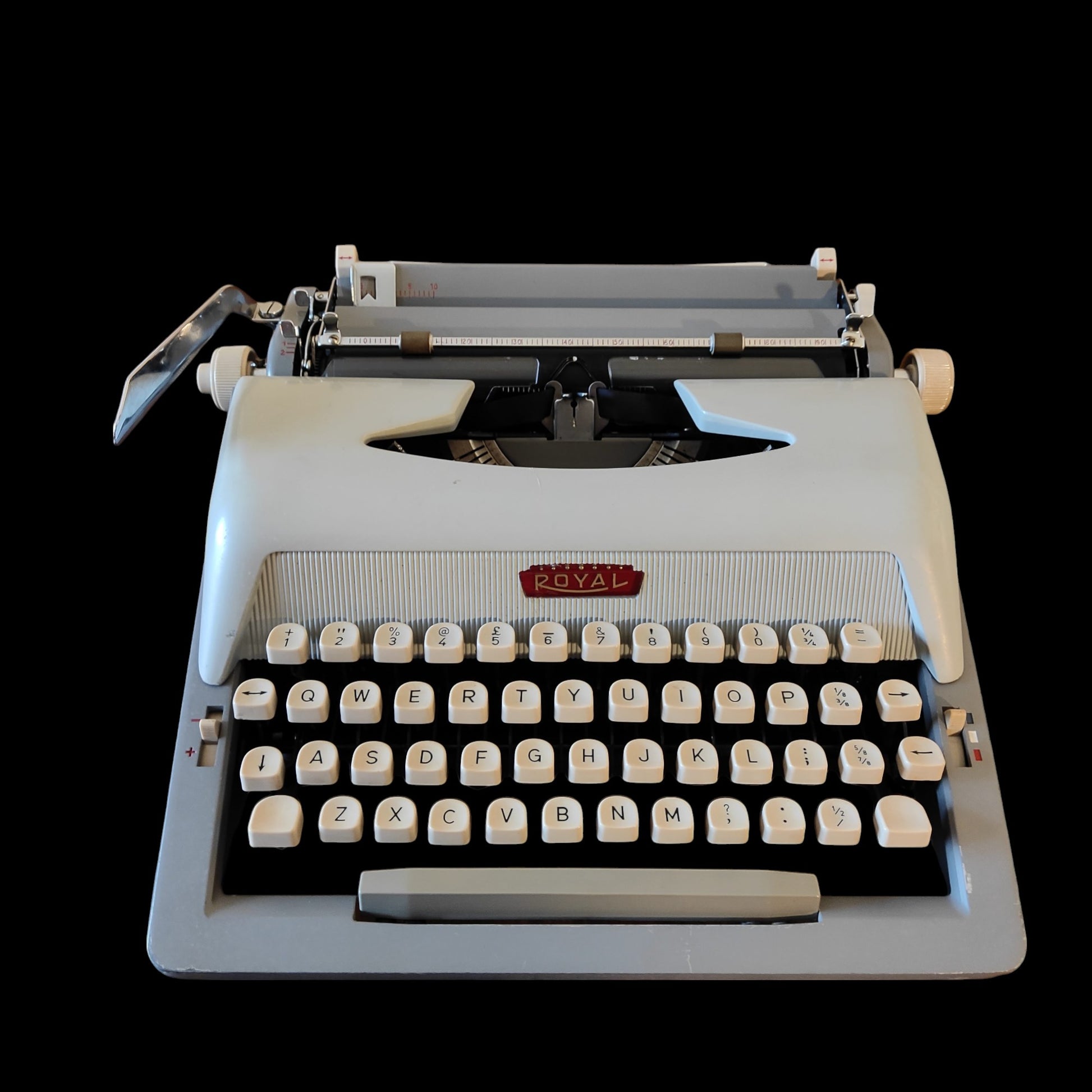 Image of Royal Royaluxe 425 Typewriter. Available from universaltypewritercompany.in